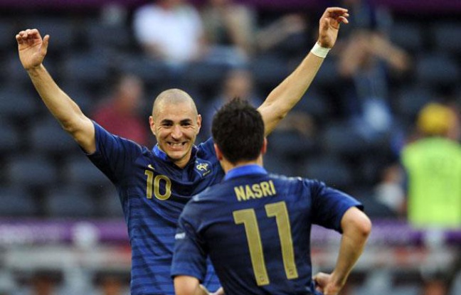 Karim Benzema félicite Samir Nasri pour son but face à l'Angleterre à l'Euro, à Donetsk, le 11 juin 2012. Karim Benzema félicite Samir Nasri pour son but face à l'Angleterre à l'Euro, à Donetsk, le 11 juin 2012.