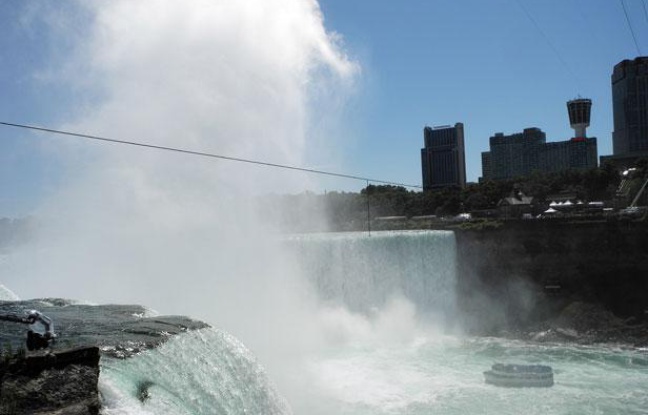 Le fil de fer tendu au-dessus des chutes du Niagara pour la traversée du funambule Nik Wallenda prévue le 15 juin 2012. Le fil de fer tendu au-dessus des chutes du Niagara pour la traversée du funambule Nik Wallenda prévue le 15 juin 2012.