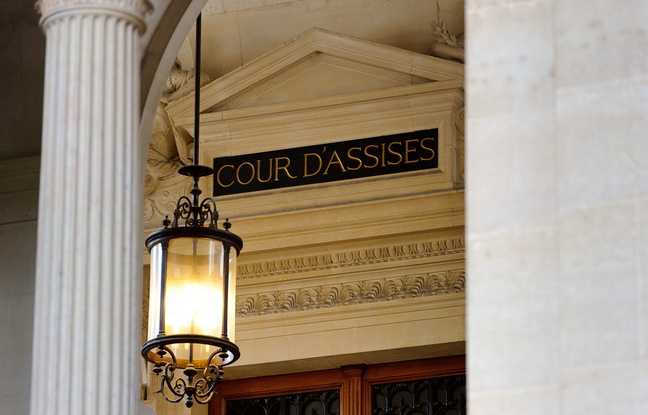 Paris le 09 mai 2012. Dispositif policier autour du proces de Antonio Ferrara juge en appel a Paris au TGI palais de justice de Paris pour un braquage a Joinville en 1999. Gendarmerie. Forces de police. Salle des pas perdus. Illustration cour d'assises. Paris le 09 mai 2012. Dispositif policier autour du proces de Antonio Ferrara juge en appel a Paris au TGI palais de justice de Paris pour un braquage a Joinville en 1999. Gendarmerie. Forces de police. Salle des pas perdus. Illustration cour d'assises.