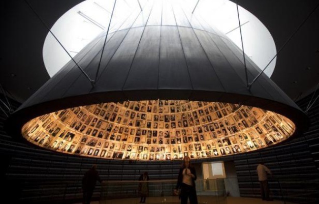 Le mémorial de la Shoah Yad Vashem à Jérusalem a édulcoré dimanche un texte accusant le pape Pie XII d'être resté passif face au sort des Juifs pendant la Shoah, en exposant en détail la controverse liée à son attitude pendant la Seconde Guerre mondiale. Le mémorial de la Shoah Yad Vashem à Jérusalem a édulcoré dimanche un texte accusant le pape Pie XII d'être resté passif face au sort des Juifs pendant la Shoah, en exposant en détail la controverse liée à son attitude pendant la Seconde Guerre mondiale.
