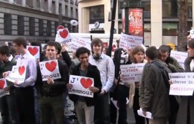 Capture d'écran montrant des manifestants venus soutenir Eric Zemmour au siège du «Figaro», à Paris, le 25 mars 2010. Capture d'écran montrant des manifestants venus soutenir Eric Zemmour au siège du «Figaro», à Paris, le 25 mars 2010.