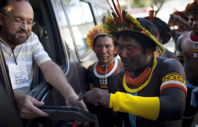 Un indien Caiapo prend le bus à Rio de Janeiro, pour le sommet des Nations unies sur le développement durable Rio+20, le 13 juin 2012. Un indien Caiapo prend le bus à Rio de Janeiro, pour le sommet des Nations unies sur le développement durable Rio+20, le 13 juin 2012.