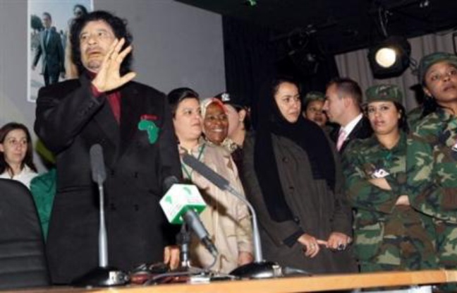 Le dirigeant libyen Mouammar Kadhafi a déclaré mercredi à Paris qu'il condamnait le terrorisme et estimé qu'Al-Qaïda ne pourrait pas atteindre ses objectifs "d'étendre son empire". Le dirigeant libyen Mouammar Kadhafi a déclaré mercredi à Paris qu'il condamnait le terrorisme et estimé qu'Al-Qaïda ne pourrait pas atteindre ses objectifs "d'étendre son empire".