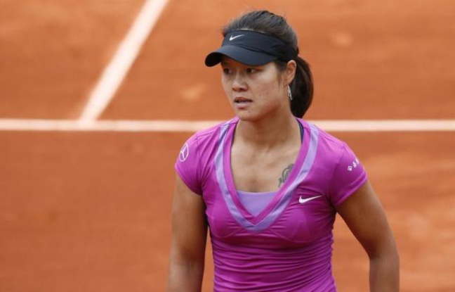 La Chinoise Li Na, la tenante du titre, a été éliminée en huitièmes de Roland-Garros, lundi par la Kazakh Yaroslava Shvedova, 142e mondiale, en trois sets 3-6, 6-2, 6-0 La Chinoise Li Na, la tenante du titre, a été éliminée en huitièmes de Roland-Garros, lundi par la Kazakh Yaroslava Shvedova, 142e mondiale, en trois sets 3-6, 6-2, 6-0
