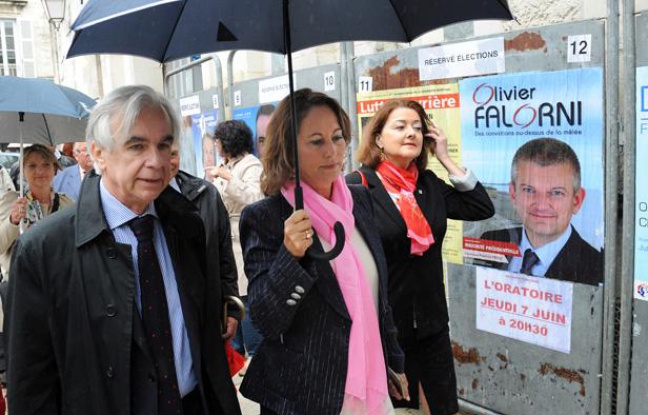 Ségolène Royal après son vote à La Rochelle au premier tour des élections législatives le 10 juin 2012. Ségolène Royal après son vote à La Rochelle au premier tour des élections législatives le 10 juin 2012.