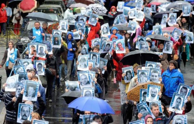 Environ 15.000 personnes ont manifesté samedi à Bayonne dans le plus important rassemblement des dernières années en faveur des droits des prisonniers basques, en particulier leur rapprochement, sur fond d'émotion au Pays basque français après la remise récente à l'Espagne de la militante Aurore Martin. Environ 15.000 personnes ont manifesté samedi à Bayonne dans le plus important rassemblement des dernières années en faveur des droits des prisonniers basques, en particulier leur rapprochement, sur fond d'émotion au Pays basque français après la remise récente à l'Espagne de la militante Aurore Martin.
