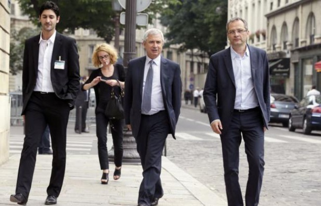 Deux batailles parallèles se sont déroulées mardi dans les couloirs et la cour d'honneur de l'Assemblée nationale, parmi les députés socialistes pour la présidence de l'Assemblée nationale, et, à droite, entre Christian Jacob et Xavier Bertrand pour la direction du groupe UMP. Deux batailles parallèles se sont déroulées mardi dans les couloirs et la cour d'honneur de l'Assemblée nationale, parmi les députés socialistes pour la présidence de l'Assemblée nationale, et, à droite, entre Christian Jacob et Xavier Bertrand pour la direction du groupe UMP.