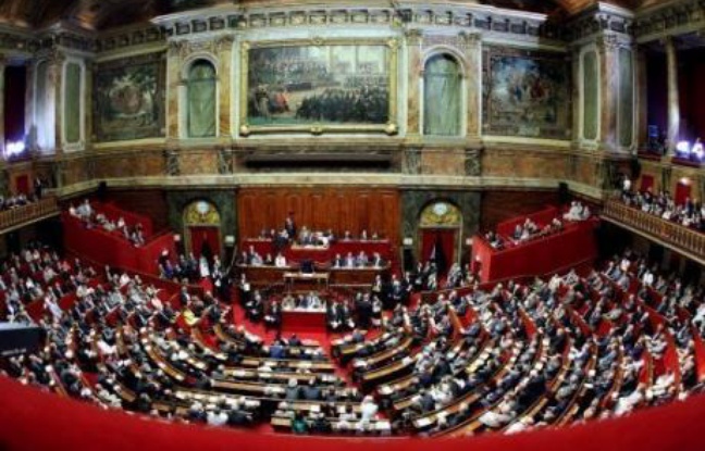 Le Parlement a approuvé lundi avec une seule voix d'avance la 24e réforme de la Constitution, qui donne plus de pouvoirs au Parlement et aux citoyens et autorise le président de la République à venir s'exprimer devant les deux chambres réunies. Le Parlement a approuvé lundi avec une seule voix d'avance la 24e réforme de la Constitution, qui donne plus de pouvoirs au Parlement et aux citoyens et autorise le président de la République à venir s'exprimer devant les deux chambres réunies.