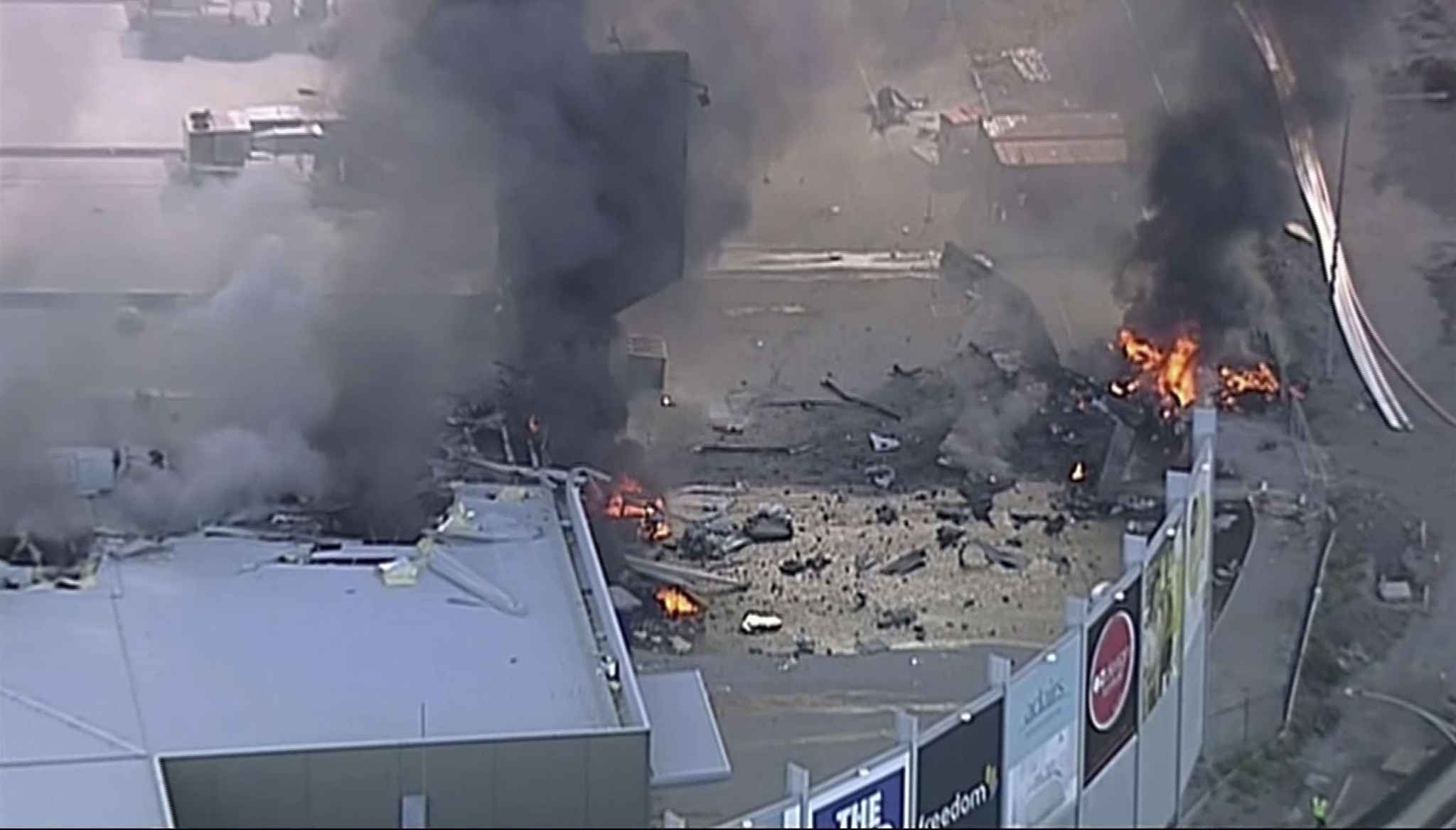 5 morts dans le crash d'un avion sur un centre commercial — Australie