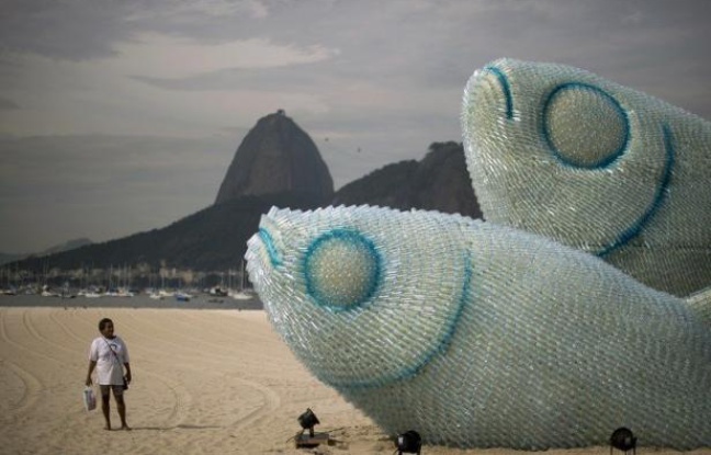 92 chefs d'Etat et de gouvernement se retrouvent mercredi dans l'enceinte du Riocentro, un vaste centre de congrès à 40 km de Rio, pour participer à Rio+20, sommet anniversaire de celui de la Terre qui, en 1992, commença à mettre le développement durable à l'agenda. 92 chefs d'Etat et de gouvernement se retrouvent mercredi dans l'enceinte du Riocentro, un vaste centre de congrès à 40 km de Rio, pour participer à Rio+20, sommet anniversaire de celui de la Terre qui, en 1992, commença à mettre le développement durable à l'agenda.