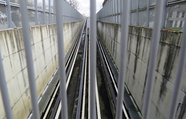 A Villejean, des chaises ont été balancées sur les rails du métro de Rennes le 29 mars 2016 en marge d'une manifestation contre la loi Travail. A Villejean, des chaises ont été balancées sur les rails du métro de Rennes le 29 mars 2016 en marge d'une manifestation contre la loi Travail.