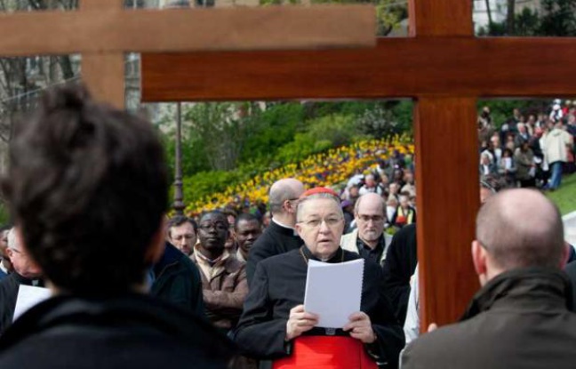 Le cardinal André Vingt-Trois, président de la Conférence des évêques de France, le 6 avril 2012, lors d'une procession pour le vendredi saint à Montmartre.
Le cardinal André Vingt-Trois, président de la Conférence des évêques de France, le 6 avril 2012, lors d'une procession pour le vendredi saint à Montmartre.