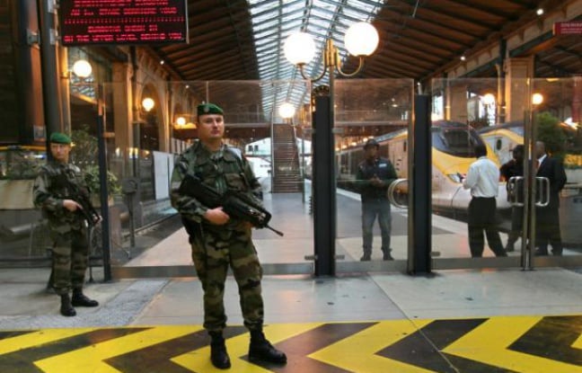 Un soldat à la gare du Nord de Paris, devant l'Eurostar, le 4 octobre 2010 Un soldat à la gare du Nord de Paris, devant l'Eurostar, le 4 octobre 2010