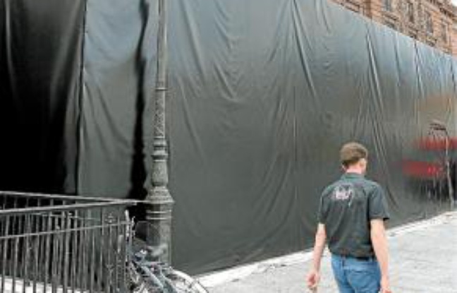 Un drapé noir vient d'être installé. Un drapé noir vient d'être installé.