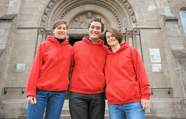 Béatrice, Mathieu et Hélène, jeudi, sur le parvis de l'église des Dominicains à Strasbourg. Béatrice, Mathieu et Hélène, jeudi, sur le parvis de l'église des Dominicains à Strasbourg.