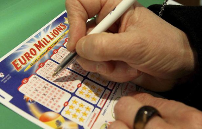 Un buraliste vend un ticket d'EuroMillions à Truchtersheim, près de Strasbourg, le 2 février 2006. Un buraliste vend un ticket d'EuroMillions à Truchtersheim, près de Strasbourg, le 2 février 2006.
