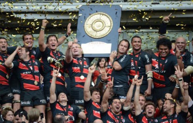 Le Stade Toulousain a remporté le 19e titre de champion de France de son histoire, un bilan sans égal dans le rugby français, en dominant au métier (18-12), sans essai et grâce à sa mêlée le RC Toulon, qui n'a pu faire mentir les pronostics face au favori en finale samedi au Stade de France. Le Stade Toulousain a remporté le 19e titre de champion de France de son histoire, un bilan sans égal dans le rugby français, en dominant au métier (18-12), sans essai et grâce à sa mêlée le RC Toulon, qui n'a pu faire mentir les pronostics face au favori en finale samedi au Stade de France.