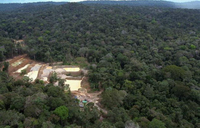 Un ancien site d'orpaillage clandestin dans la région du Maroni, en Guyane. Un ancien site d'orpaillage clandestin dans la région du Maroni, en Guyane.