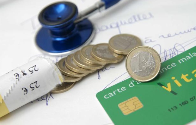 Photo d'illustration d'un patient présentant sa carte vitale chez le médecin, en 2007 Photo d'illustration d'un patient présentant sa carte vitale chez le médecin, en 2007