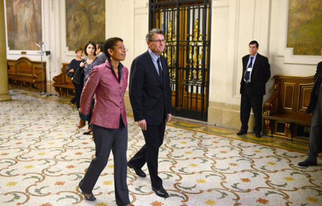 Le ministre de l'Education, Vincent Peillon, et la ministre déléguée chargée de la Réussite éducative, George Pau-Langevin, à La Sorbonne, à Paris, le 5 juillet 2012. Le ministre de l'Education, Vincent Peillon, et la ministre déléguée chargée de la Réussite éducative, George Pau-Langevin, à La Sorbonne, à Paris, le 5 juillet 2012.