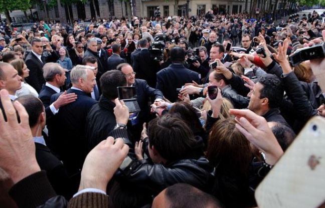 François Hollande traverse la foule devant l'Hôtel de Ville, le 15 mai 2012. François Hollande traverse la foule devant l'Hôtel de Ville, le 15 mai 2012.