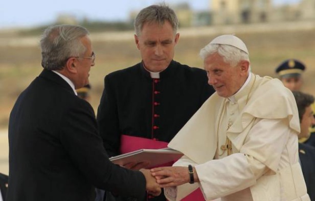 Le pape Benoît XVI rencontre samedi à Beyrouth les dirigeants politiques et religieux et la jeunesse libanaise, pour évoquer la vocation commune du christianisme et de l'islam à être des religions de paix, dans une région violemment secouée par des manifestations islamistes. Le pape Benoît XVI rencontre samedi à Beyrouth les dirigeants politiques et religieux et la jeunesse libanaise, pour évoquer la vocation commune du christianisme et de l'islam à être des religions de paix, dans une région violemment secouée par des manifestations islamistes.