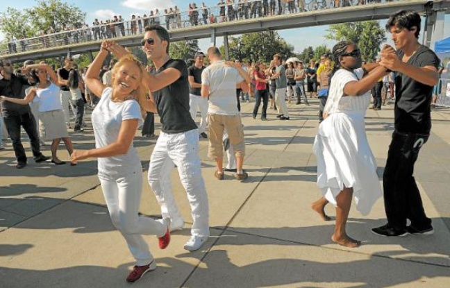 Des initiations à diverses danses, dont la Salsa, seront proposées du mercredi au dimanche. Des initiations à diverses danses, dont la Salsa, seront proposées du mercredi au dimanche.