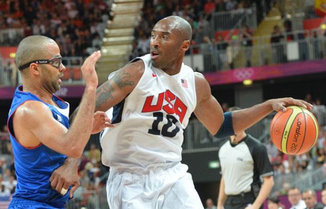 Tony Parker face à Kobe Bryant, le 29 juillet 2012, à Londres. Tony Parker face à Kobe Bryant, le 29 juillet 2012, à Londres.