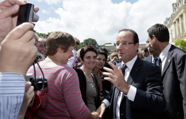 La première interview télévisée du 14 juillet du président François Hollande a été regardée par 9,3 millions de téléspecteurs, ont annoncé dimanche TF1 et France 2 qui retransmettaient l'entretien. La première interview télévisée du 14 juillet du président François Hollande a été regardée par 9,3 millions de téléspecteurs, ont annoncé dimanche TF1 et France 2 qui retransmettaient l'entretien.