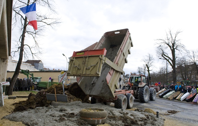 Le 1er février 2016 à Moulins dans l'Allier, lors d'une manifestation des agriculteurs en colère. Le 1er février 2016 à Moulins dans l'Allier, lors d'une manifestation des agriculteurs en colère.