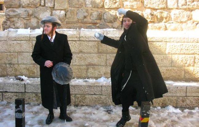 Des Israéliens jouent avec la neige à Jérusalem, le 10 janvier 2013. Des Israéliens jouent avec la neige à Jérusalem, le 10 janvier 2013.