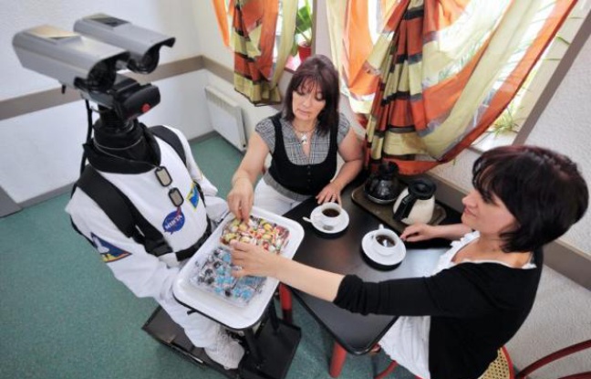 Envie de louer un robot pour votre prochaine soirée? C'est désormais possible, grâce à une société bretonne qui a entièrement conçu et réalisé dans ses locaux ce "personnage" haut de 1,55m, digne de Star Wars, et capable de se déplacer dans une assemblée pour offrir petits fours ou boissons. Envie de louer un robot pour votre prochaine soirée? C'est désormais possible, grâce à une société bretonne qui a entièrement conçu et réalisé dans ses locaux ce "personnage" haut de 1,55m, digne de Star Wars, et capable de se déplacer dans une assemblée pour offrir petits fours ou boissons.