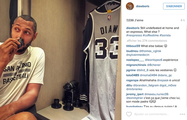 Boris Diaw savoure l'espresso qui vient de sortir de la machine rangée dans son casier chez les Spurs, le 8 janvier 2015, à San Antonio. Boris Diaw savoure l'espresso qui vient de sortir de la machine rangée dans son casier chez les Spurs, le 8 janvier 2015, à San Antonio.