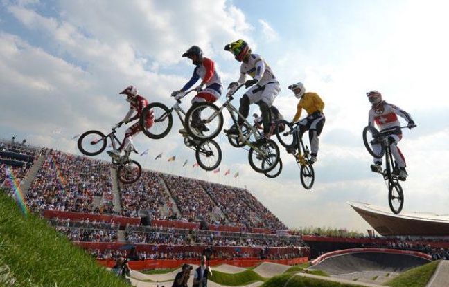 Les champions de BMX, lors d'une demi-finale masculine des Jeux olympiques de Londres, le 10 août 2012. Les champions de BMX, lors d'une demi-finale masculine des Jeux olympiques de Londres, le 10 août 2012.