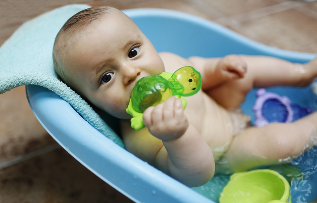 Un bébé prend son bain. Illustration. Un bébé prend son bain. Illustration.
