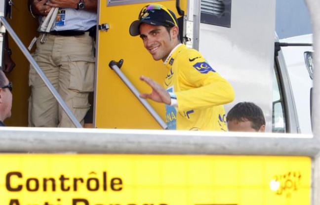 Le coureur espagnol, Alberto Contador, lors d'un contrôle antidopage pendant le Tour de France, le 19 juillet 2009 à Verbier. Le coureur espagnol, Alberto Contador, lors d'un contrôle antidopage pendant le Tour de France, le 19 juillet 2009 à Verbier.