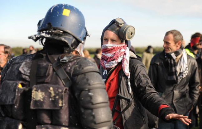 Des manifestants font face aux gendarmes, le 25 octobre 2012. ils s'oppposent à la construction d'un aéroport à Notre-Dame-des-Landes. Des manifestants font face aux gendarmes, le 25 octobre 2012. ils s'oppposent à la construction d'un aéroport à Notre-Dame-des-Landes.