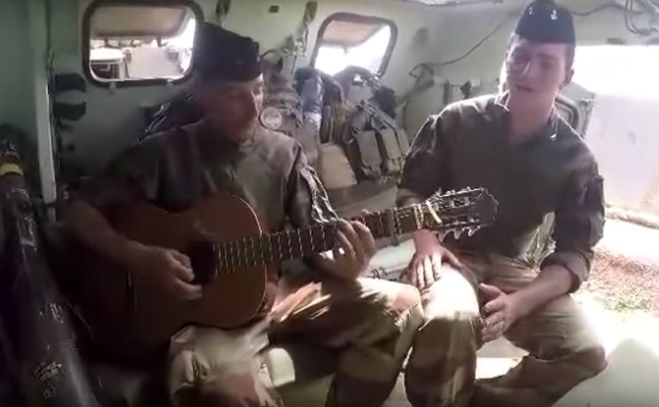 728x449_clip-deux-jeunes-soldats-francai