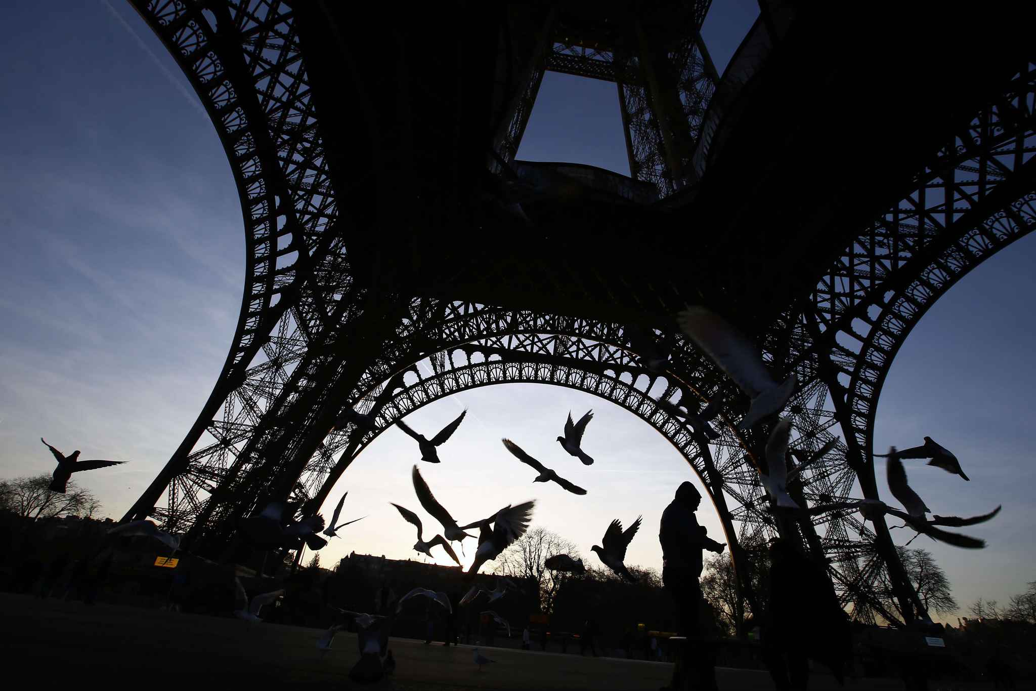 Paris: La Tour Eiffel bientôt protégée par un mur anti-balles