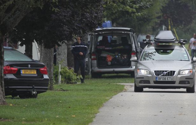 Des gendarmes postés devant la caravane qu'occupait dans un camping de Saint-Jorioz (Haute-Savoie) une famille britannique tuée par balles près de Chevaline. Des gendarmes postés devant la caravane qu'occupait dans un camping de Saint-Jorioz (Haute-Savoie) une famille britannique tuée par balles près de Chevaline.