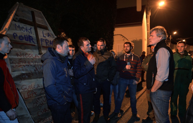 Une trentaine de jeunes agriculteurs sarthois sont allés rencontrer le ministre de l'Agriculture directement à son domicile au Mans. AFP PHOTO / J-F MONIER Une trentaine de jeunes agriculteurs sarthois sont allés rencontrer le ministre de l'Agriculture directement à son domicile au Mans. AFP PHOTO / J-F MONIER