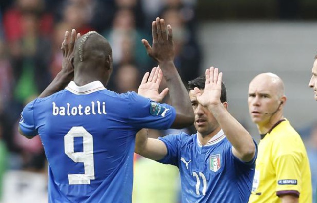 Les joueurs italiens Mario Balotelli (à g.) et Antonio Di Natale, lors du match de l'Euro contre la Croatie, le 14 juin 2012. Les joueurs italiens Mario Balotelli (à g.) et Antonio Di Natale, lors du match de l'Euro contre la Croatie, le 14 juin 2012.