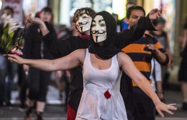 Le Grand Prix du Canada commence vendredi à Montréal dans un climat de tension: les étudiants grévistes veulent en profiter pour défendre leur cause, tandis que les pirates informatiques d'Anonymous et d'autres adversaires de la fête automobile annoncent des turbulences, dont une manifestation de personnes nues jeudi soir. Le Grand Prix du Canada commence vendredi à Montréal dans un climat de tension: les étudiants grévistes veulent en profiter pour défendre leur cause, tandis que les pirates informatiques d'Anonymous et d'autres adversaires de la fête automobile annoncent des turbulences, dont une manifestation de personnes nues jeudi soir.