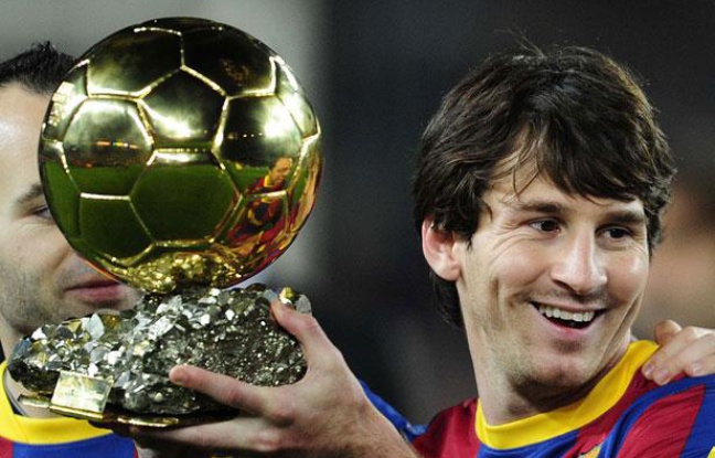 Le Barcelonais Lionel Messi avec son Ballon d'or, le 12 janvier 2011, au Camp Nou. Le Barcelonais Lionel Messi avec son Ballon d'or, le 12 janvier 2011, au Camp Nou.