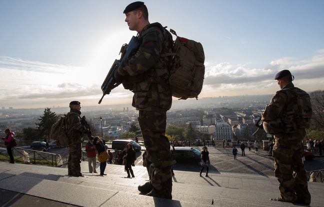 Illustration de militaires français participant à l'opération Sentinelle à Paris, le 16 novembre 2015. Illustration de militaires français participant à l'opération Sentinelle à Paris, le 16 novembre 2015.