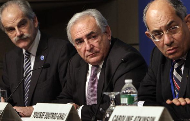 John Lipsky, Dominique Strauss-Kahn et Youssef Boutros Ghali lors de l'assemblée générale du Fonds monétaire international (FMI), le 24 avril 2010 à Washington. John Lipsky, Dominique Strauss-Kahn et Youssef Boutros Ghali lors de l'assemblée générale du Fonds monétaire international (FMI), le 24 avril 2010 à Washington.