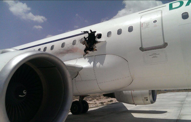 La carlingue d'un avion de la compagnie Daallo Airlines percée par une explosion, le 2 février 2016 à Mogadischio (Somalie). La carlingue d'un avion de la compagnie Daallo Airlines percée par une explosion, le 2 février 2016 à Mogadischio (Somalie).