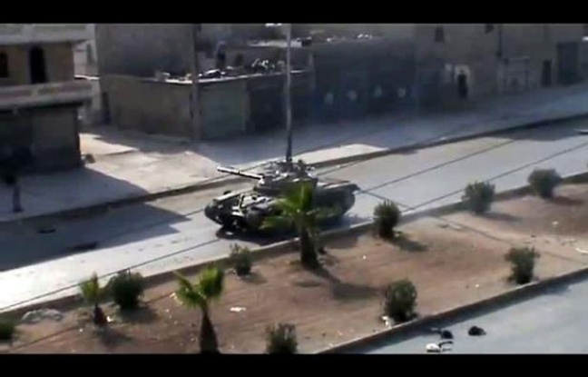 Les soldats syriens, appuyés par des chars et des hélicoptères, livraient bataille dimanche aux rebelles pour reprendre des quartiers de Damas et d'Alep, la 2e ville de Syrie dont l'Armée syrienne libre (ASL) a annoncé le début de la bataille de "libération". Les soldats syriens, appuyés par des chars et des hélicoptères, livraient bataille dimanche aux rebelles pour reprendre des quartiers de Damas et d'Alep, la 2e ville de Syrie dont l'Armée syrienne libre (ASL) a annoncé le début de la bataille de "libération".