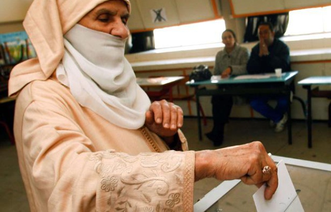 Une femme vote pour les élections législatives à Rabat, au Maroc, le 25 novembre 2011. Une femme vote pour les élections législatives à Rabat, au Maroc, le 25 novembre 2011.