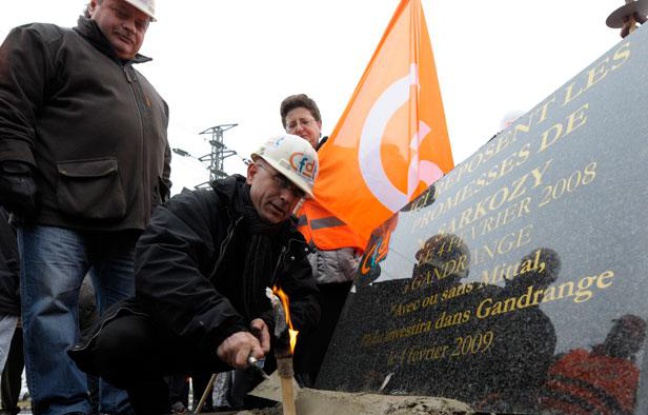 Des ouvriers d'Arcelor-Mittal ont posé une stèle un an après les promesses de Nicolas Sarkozy que celui-ci n'a pas tenu.
Des ouvriers d'Arcelor-Mittal ont posé une stèle un an après les promesses de Nicolas Sarkozy que celui-ci n'a pas tenu.